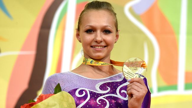 Российская гимнастка Дарья Спиридонова во время церемонии награждения на ЧЕ по гимнастике в Монпелье Российская гимнастка Дарья Спиридонова во время церемонии награждения на ЧЕ по гимнастике в Монпелье