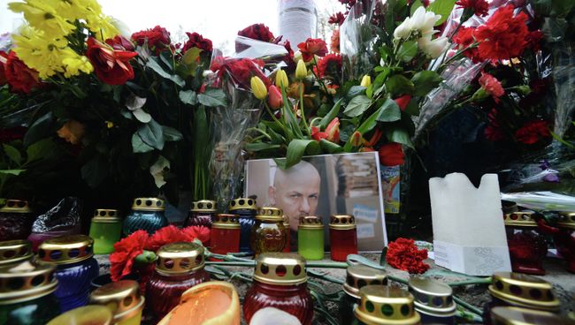 Цветы и свечи на месте гибели журналиста Олеся Бузины. Цветы и свечи на месте гибели журналиста Олеся Бузины.