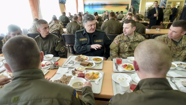 Президент Украины Петр Порошенко на учениях Фиарлес Гардиан — 2015 во Львовской области Президент Украины Петр Порошенко на учениях Фиарлес Гардиан — 2015 во Львовской области