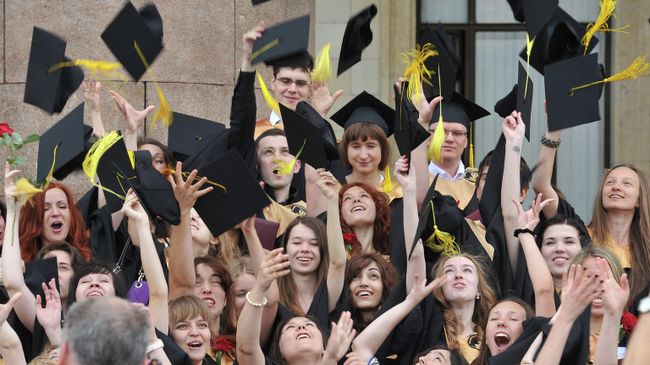 Выпускники университета после церемонии вручения дипломов