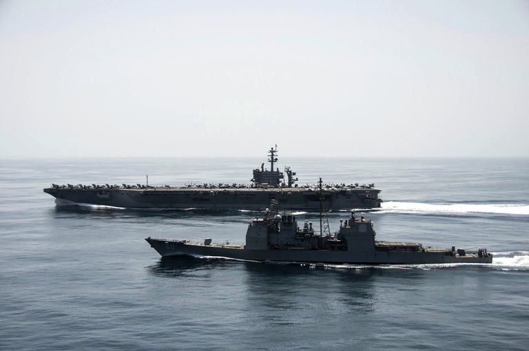 Авианосец USS Теодор Рузвельт и ракетный крейсер USS Нормандия в Аравийском море Авианосец USS Теодор Рузвельт и ракетный крейсер USS Нормандия в Аравийском море