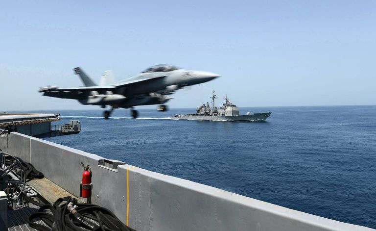 Боинг EA-18 Гроулер поднимается с палубы американского авианосца Теодор Рузвельт Боинг EA-18 Гроулер поднимается с палубы американского авианосца Теодор Рузвельт
