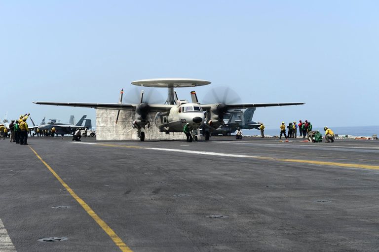 Самолёт дальнего радиолокационного обнаружения Грумман E-2 Хокай на палубе американского авианосца Теодор Рузвельт Самолёт дальнего радиолокационного обнаружения Грумман E-2 Хокай на палубе американского авианосца Теодор Рузвельт