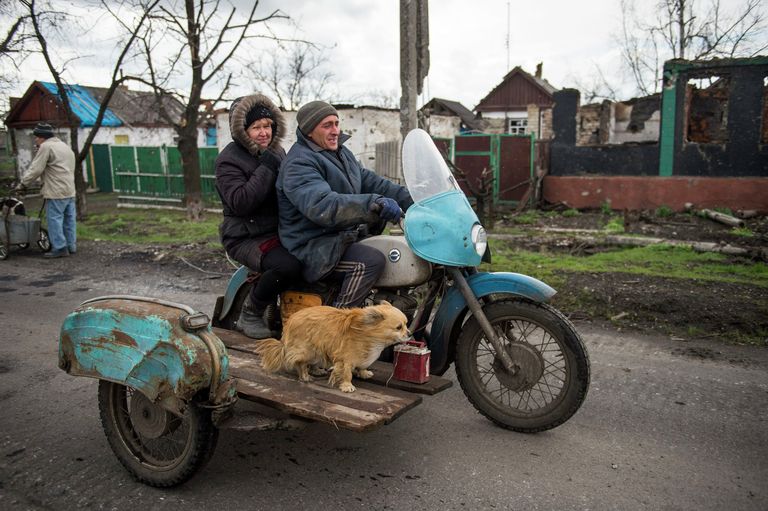 Местные жители на мотоцикле в селе Никишино Донецкой области Местные жители на мотоцикле в селе Никишино Донецкой области