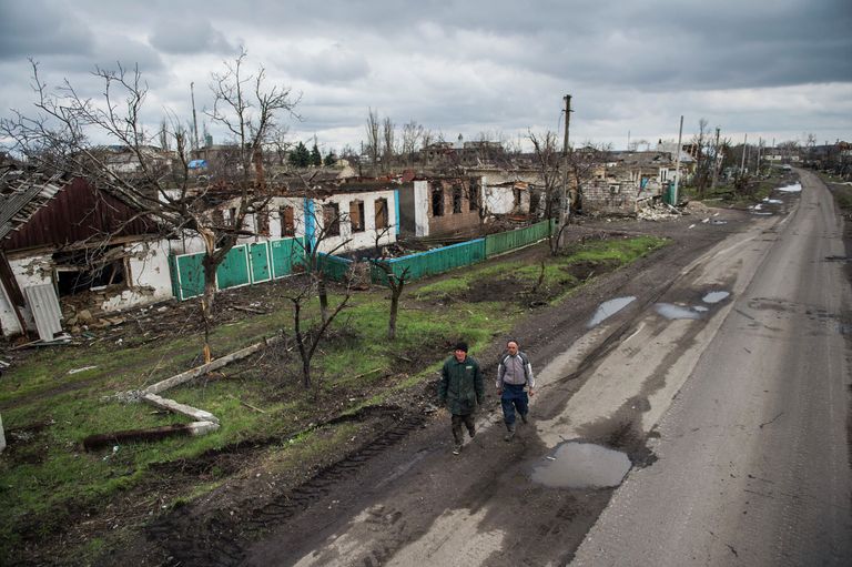 Разрушенные в результате обстрелов дома на центральной улице села Никишино Разрушенные в результате обстрелов дома на центральной улице села Никишино
