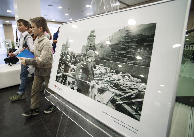 Дети на фотовыставке, посвященной 70-летию Победы в Великой Отечественной войне, в МИА Россия сегодня Дети на фотовыставке, посвященной 70-летию Победы в Великой Отечественной войне, в МИА Россия сегодня