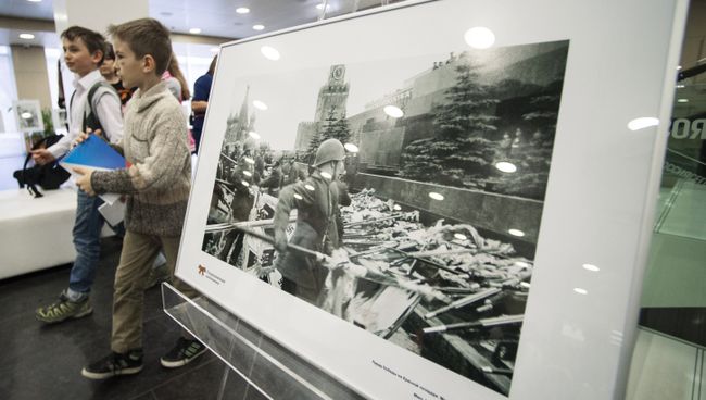 Дети на фотовыставке, посвященной 70-летию Победы в Великой Отечественной войне, Архивное фото в МИА Россия сегодня Дети на фотовыставке, посвященной 70-летию Победы в Великой Отечественной войне, Архивное фото в МИА Россия сегодня