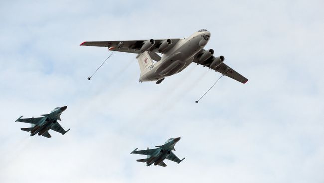 Самолет-заправщик Ил-78 и истребители-бомбардировщики Су-34. Архивное фото Самолет-заправщик Ил-78 и истребители-бомбардировщики Су-34. Архивное фото
