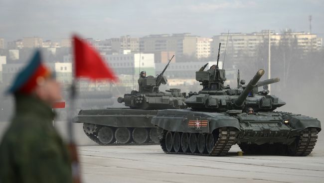 Танк Т-90А на полигоне в Алабино во время совместной тренировки пеших и механизированных колонн к Параду Победы. Архивное фото