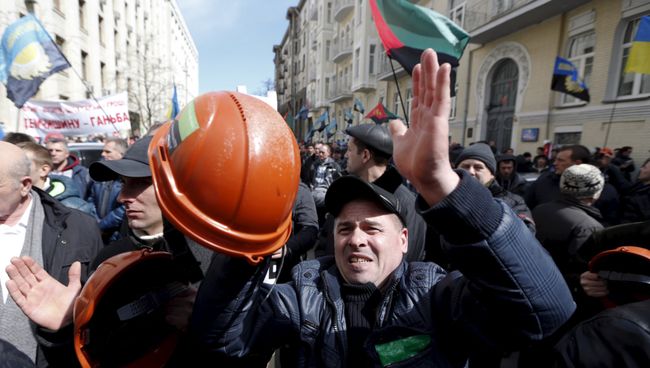 Шахтеры вышли на митинг в Киеве с требованием выплаты заработной платы от правительства Шахтеры вышли на митинг в Киеве с требованием выплаты заработной платы от правительства