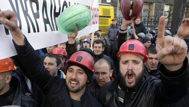 Шахтеры во время акции протеста перед зданием администрации президента Украины в Киеве Шахтеры во время акции протеста перед зданием администрации президента Украины в Киеве