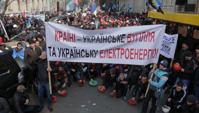 Шахтеры стучали касками по асфальту на акции протеста в Киеве Шахтеры стучали касками по асфальту на акции протеста в Киеве