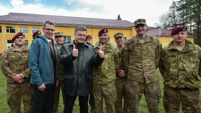 Президент Украины Петр Порошенко с десантниками армии США Президент Украины Петр Порошенко с десантниками армии США