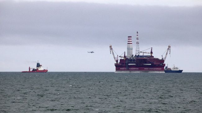 Нефтедобывающая платформа Приразломная в Баренцевом море Нефтедобывающая платформа Приразломная в Баренцевом море