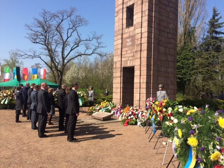 У мемориала советским военнопленным в Цайтхайне У мемориала советским военнопленным в Цайтхайне