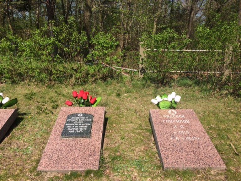 У мемориала советским военнопленным в Цайтхайне У мемориала советским военнопленным в Цайтхайне