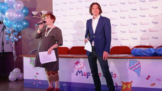 Радиоведущая Тутта Ларсен и заместитель исполнительного директора ФК «Динамо» (Москва) Алексей Смертин Радиоведущая Тутта Ларсен и заместитель исполнительного директора ФК «Динамо» (Москва) Алексей Смертин