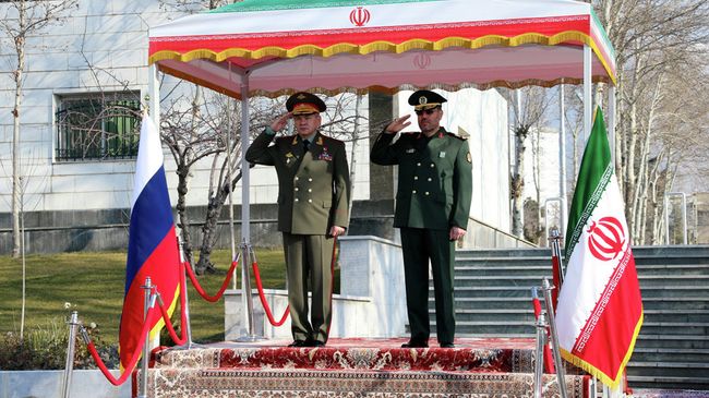 Министр обороны РФ Сергей Шойгу и министр обороны Ирана бригадный генерал Хосейн Дехган