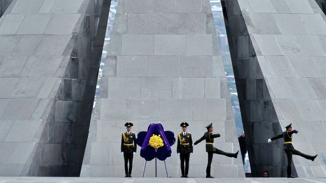Солдаты во время церемонии поминовения жертв геноцида армян в Ереване. архив Солдаты во время церемонии поминовения жертв геноцида армян в Ереване. архив
