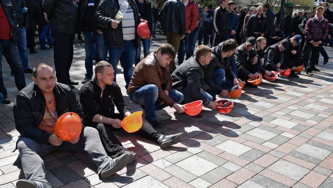 Шахтеры во время акции протеста у здания Верховной рады Украины в Киеве. 24 апреля 2015 Шахтеры во время акции протеста у здания Верховной рады Украины в Киеве. 24 апреля 2015