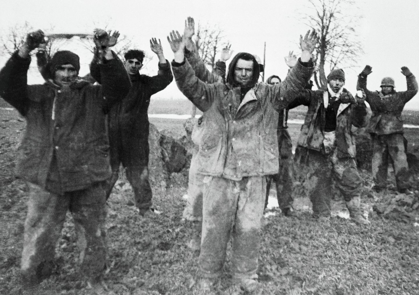 Немецкие солдаты, сдаваясь в плен, стоят с поднятыми руками. Восточная Пруссия Немецкие солдаты, сдаваясь в плен, стоят с поднятыми руками. Восточная Пруссия