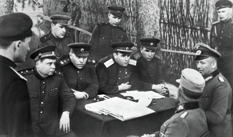 Маршал Василевский ведет допрос пленных гитлеровцев Маршал Василевский ведет допрос пленных гитлеровцев