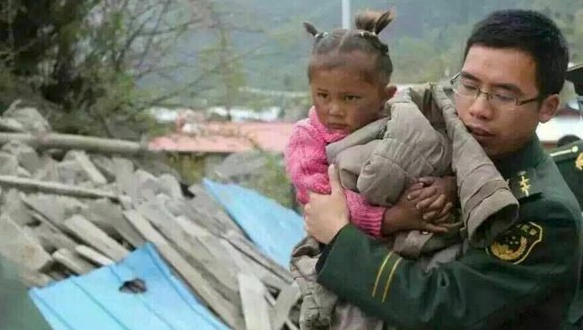 Спасение пострадавших во время схода лавины с Эвереста Спасение пострадавших во время схода лавины с Эвереста
