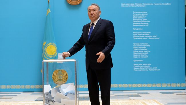 Президент Казахстана Нурсултан Назарбаев голосует на внеочередных президентских выборах