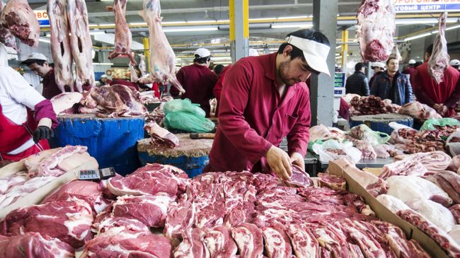 Продавцы и покупатели в мясном отделе на Дорогомиловском рынке в Москве. Архивное фото Продавцы и покупатели в мясном отделе на Дорогомиловском рынке в Москве. Архивное фото