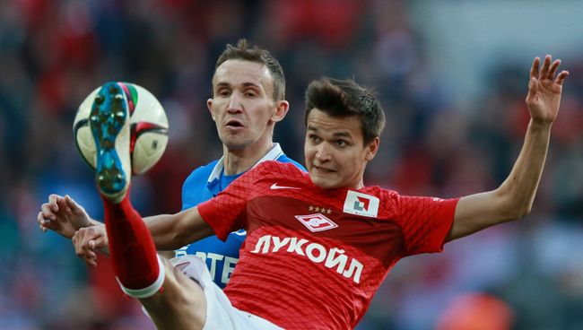 Игрок Спартака Вячеслав Кротов (справа) и игрок Динамо Алексей Козлов. Архивное фото Игрок Спартака Вячеслав Кротов (справа) и игрок Динамо Алексей Козлов. Архивное фото