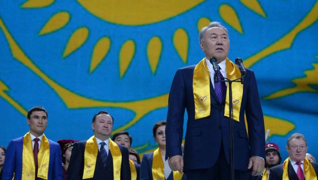 Нурсултан Назарбаев на праздничном концерте в Астане в честь его победы на президентских выборах.