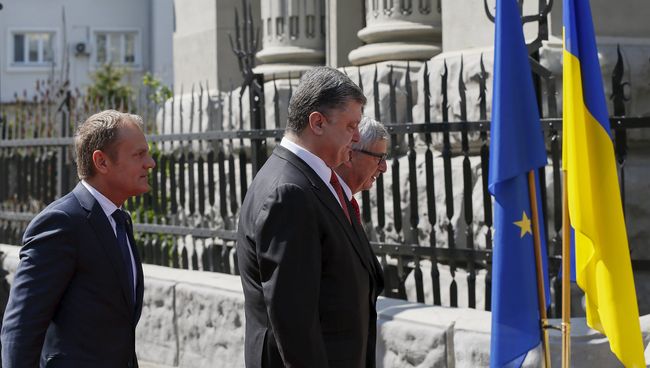 Президент Украины Петр Порошенко встречает президента Европейского совета Дональда Туска и президента Европейской комиссии Жан-Клода Юнкера в преддверии саммита в Киеве Президент Украины Петр Порошенко встречает президента Европейского совета Дональда Туска и президента Европейской комиссии Жан-Клода Юнкера в преддверии саммита в Киеве