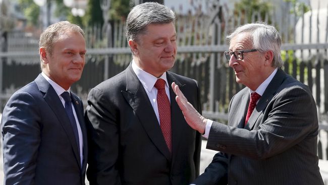 Президент Украины Петр Порошенко встречает президента Европейского совета Дональда Туска и президента Европейской комиссии Жан-Клода Юнкера в преддверии саммита в Киеве Президент Украины Петр Порошенко встречает президента Европейского совета Дональда Туска и президента Европейской комиссии Жан-Клода Юнкера в преддверии саммита в Киеве