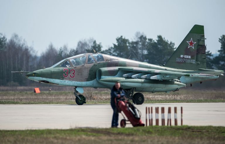 Самолет Су-25 во время подготовки воздушной части военного парада в честь 70-й годовщины Победы Самолет Су-25 во время подготовки воздушной части военного парада в честь 70-й годовщины Победы