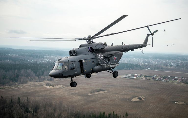 Вертолет Ми-8 во время подготовки воздушной части военного парада в честь 70-й годовщины Победы Вертолет Ми-8 во время подготовки воздушной части военного парада в честь 70-й годовщины Победы
