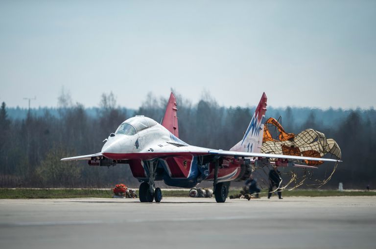 Самолет пилотажной группы Стрижи МиГ-29 во время подготовки воздушной части военного парада в честь 70-й годовщины Победы Самолет пилотажной группы Стрижи МиГ-29 во время подготовки воздушной части военного парада в честь 70-й годовщины Победы