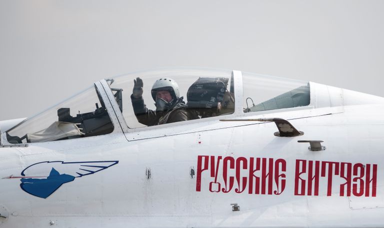 Самолет пилотажной группы Русские Витязи СУ-27 во время подготовки воздушной части военного парада в честь 70-й годовщины Победы Самолет пилотажной группы Русские Витязи СУ-27 во время подготовки воздушной части военного парада в честь 70-й годовщины Победы