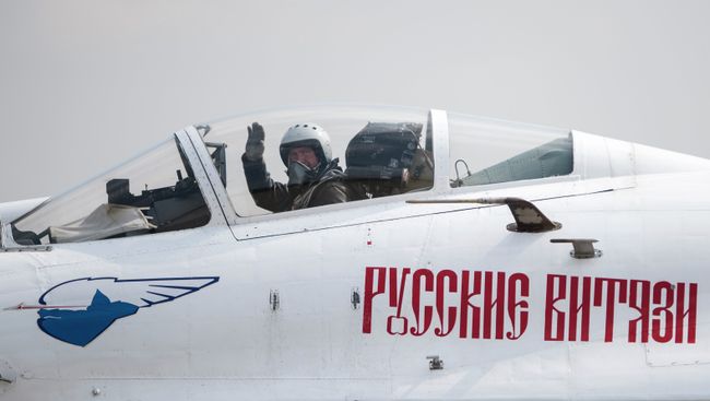 Самолет пилотажной группы Русские Витязи СУ-27 во время подготовки воздушной части военного парада в честь 70-й годовщины Победы Самолет пилотажной группы Русские Витязи СУ-27 во время подготовки воздушной части военного парада в честь 70-й годовщины Победы