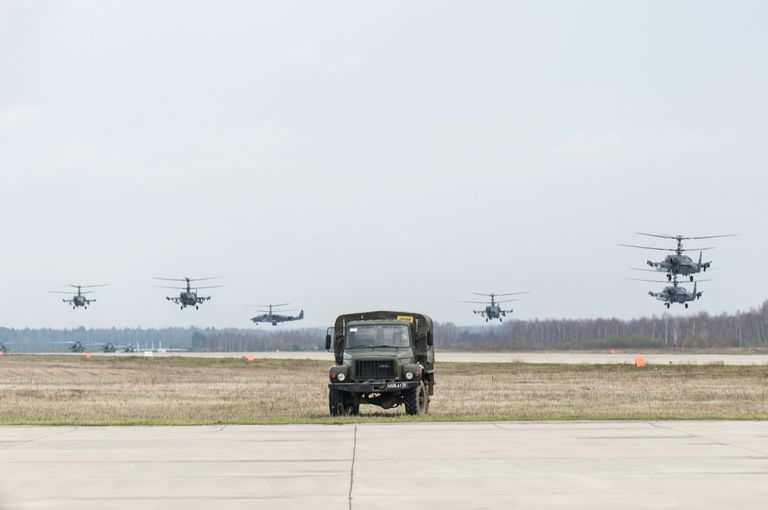 Вертолеты во время подготовки воздушной части военного парада в честь 70-й годовщины Победы Вертолеты во время подготовки воздушной части военного парада в честь 70-й годовщины Победы