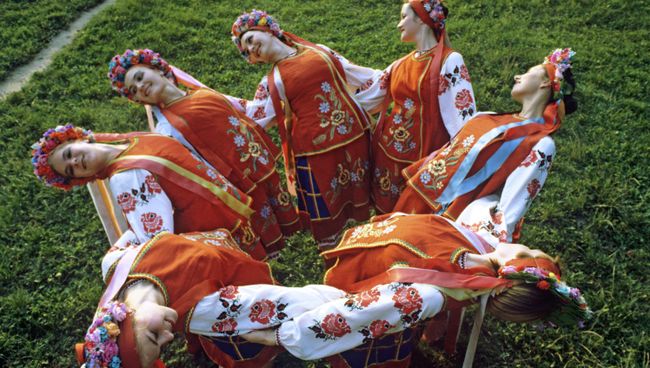 Артисты танцуют в национальных украинских костюмах. Архивное фото Артисты танцуют в национальных украинских костюмах. Архивное фото