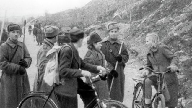 Бойцы Красной Армии и жители Киркенеса. Освобождение Северной Норвегии. 1944 год Бойцы Красной Армии и жители Киркенеса. Освобождение Северной Норвегии. 1944 год