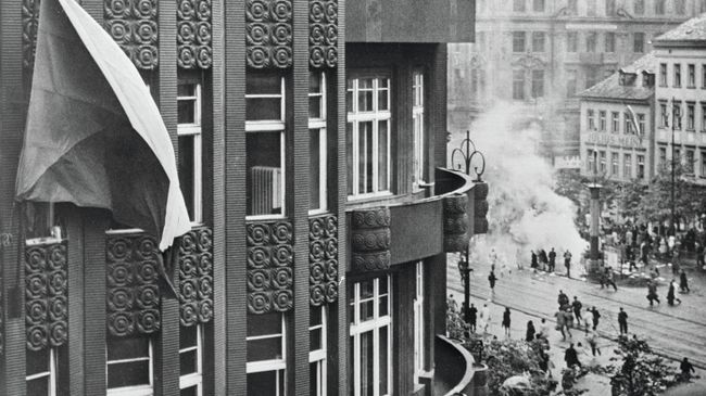 На здании в Праге развевается флаг Чехословакии. Май 1945 года На здании в Праге развевается флаг Чехословакии. Май 1945 года