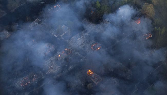 Вид с вертолета на пожар в Чернобыльской пуще