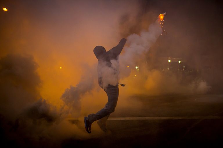 Протестующий на Северном проспекте во время беспорядков в Балтиморе, США Протестующий на Северном проспекте во время беспорядков в Балтиморе, США