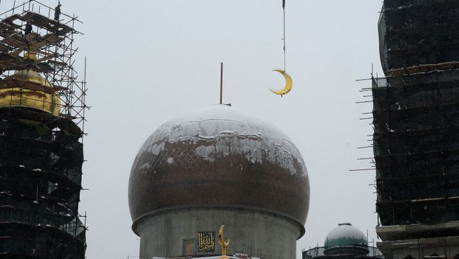 Возведение полумесяца на минарет Московской Соборной мечети