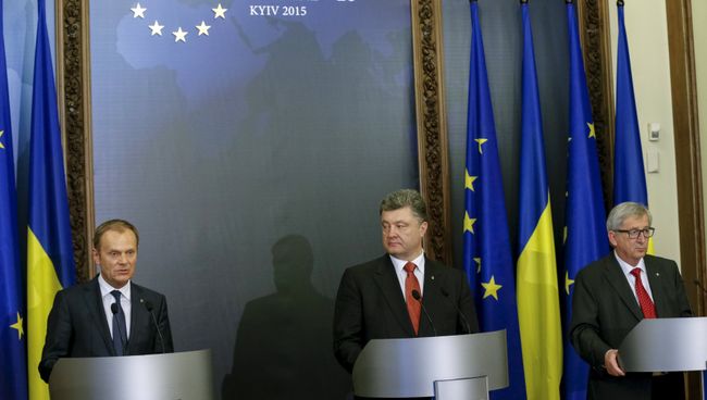 Председатель Европейского совета Дональд Туск, президент Европейской комиссии Жан-Клод Юнкер и президент Украинской Петр Порошенко на пресс-конференции после встречи в Киеве Председатель Европейского совета Дональд Туск, президент Европейской комиссии Жан-Клод Юнкер и президент Украинской Петр Порошенко на пресс-конференции после встречи в Киеве