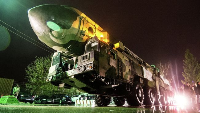 Транспортировка пусковой установки Тополь на ВДНХ. Архивное фото Транспортировка пусковой установки Тополь на ВДНХ. Архивное фото