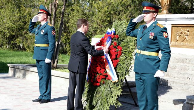 Председатель правительства РФ Дмитрий Медведев в Симферополе во время возложения венка к памятнику советским воинам, погибшим в годы Великой Отечественной войны Председатель правительства РФ Дмитрий Медведев в Симферополе во время возложения венка к памятнику советским воинам, погибшим в годы Великой Отечественной войны