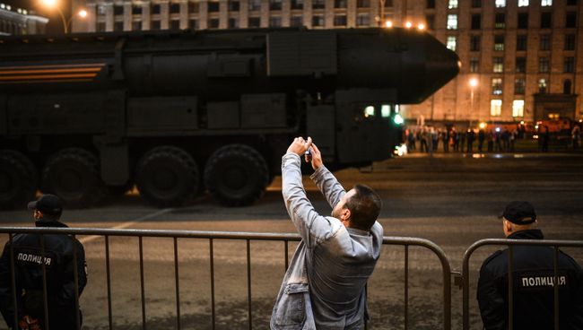 Колонна военной техники проходит у станции метро Маяковская во время репетиции парада Победы Колонна военной техники проходит у станции метро Маяковская во время репетиции парада Победы