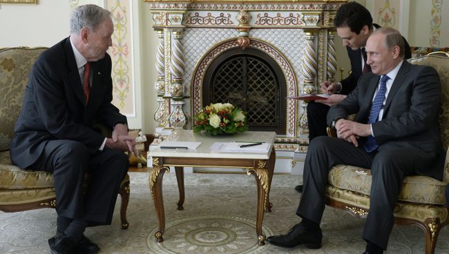 Президент России Владимир Путин и экс-премьер Канады Жан Кретьен во время встречи в резиденции Ново-Огарево. 30 апреля 2015